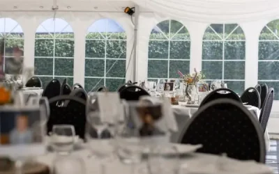 Sådan laver du den perfekte bordplan i telt – layout skabeloner til 30, 60 og 100 gæster