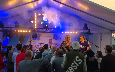 Scenepodie og lyd i telt: Størrelser, akustik og opsætning til taler og live musik