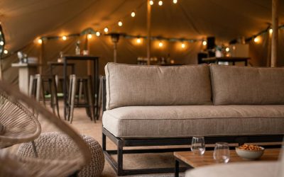Lej loungeområde til teltfest: Møbelvalg, flow og gæstekomfort