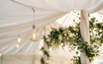 Sommer i telt: Skygge, ventilation og køling uden at ødelægge stemningen