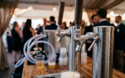 Fadølsanlæg eller færdigblandede cocktails? Sådan vælger du den bedste barløsning til din fest